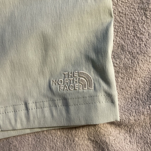 NEW North Face Shorts - Picture 4 of 4